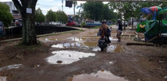 Warga Belum Mau Serahkan Lahan TERGENANG. Kondisi terkini Jalan Paralel Sungai Jawi yang tergenang, kemarin. Gusnadi-RK