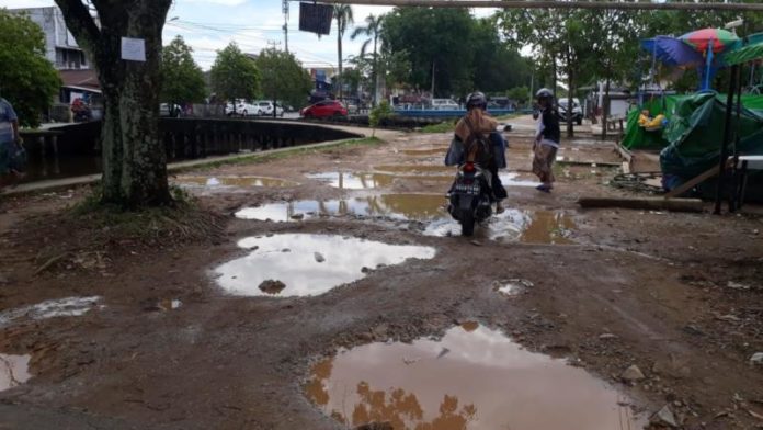 TERGENANG. Kondisi terkini Jalan Paralel Sungai Jawi yang tergenang, kemarin. Gusnadi-RK