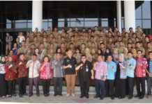 PNS Lulusan IPDN Jangan Cengeng dan Alergi Kritik SERAH TERIMA. Pj Gubernur Kalbar Dodi Riyadmadji berfoto bersama dengan PNS lulusan IPDN di Balai Petitih, Kantor Gubernur Kalbar, Kamis (19/7)—Humas for RK