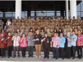 SERAH TERIMA. Pj Gubernur Kalbar Dodi Riyadmadji berfoto bersama dengan PNS lulusan IPDN di Balai Petitih, Kantor Gubernur Kalbar, Kamis (19/7)—Humas for RK