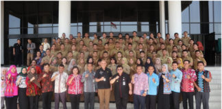 PNS Lulusan IPDN Jangan Cengeng dan Alergi Kritik SERAH TERIMA. Pj Gubernur Kalbar Dodi Riyadmadji berfoto bersama dengan PNS lulusan IPDN di Balai Petitih, Kantor Gubernur Kalbar, Kamis (19/7)—Humas for RK