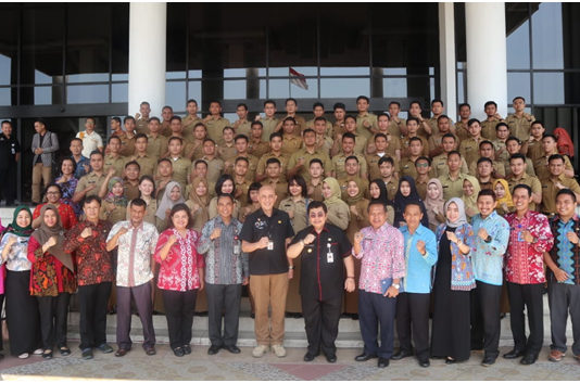 PNS Lulusan IPDN Jangan Cengeng dan Alergi Kritik SERAH TERIMA. Pj Gubernur Kalbar Dodi Riyadmadji berfoto bersama dengan PNS lulusan IPDN di Balai Petitih, Kantor Gubernur Kalbar, Kamis (19/7)—Humas for RK