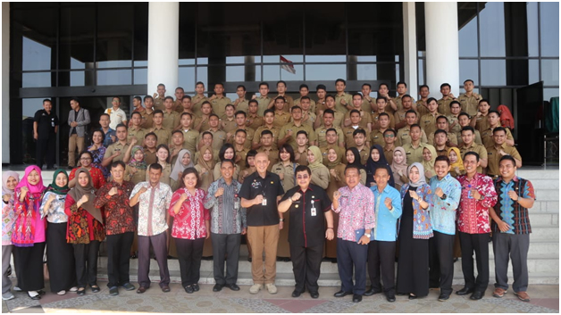 SERAH TERIMA. Pj Gubernur Kalbar Dodi Riyadmadji berfoto bersama dengan PNS lulusan IPDN di Balai Petitih, Kantor Gubernur Kalbar, Kamis (19/7)—Humas for RK