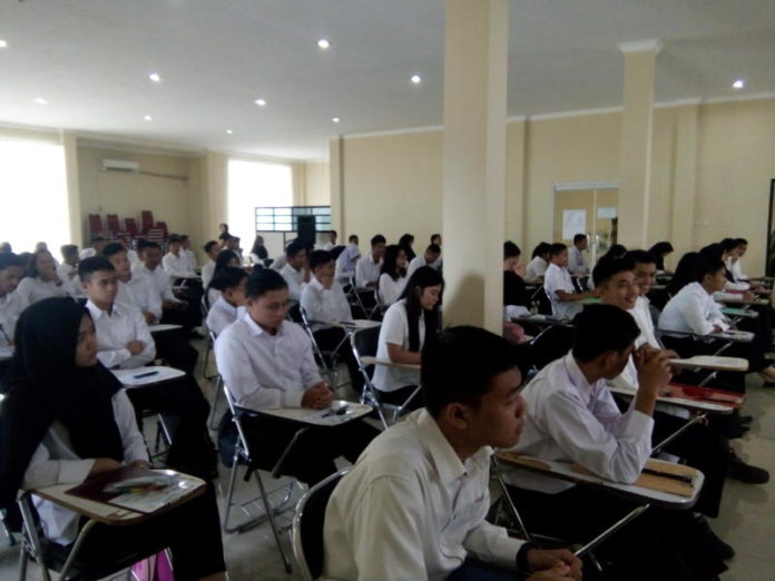 UJIAN BEASISWA. Tes tertulis penerimaan mahasiswa STTP/Polbangtan Magelang/ Yogyakarta di aula BKPSDM Sintang, Selasa (3/7). Benidiktus Krismono-RK