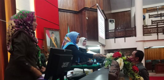 Raperda Prakarsa DPRD Tentang Perlindungan dan Pemberdayaan Nelayan Penyerahan. Wakil Ketua DPRD Provinsi Kalbar, Ermin Elviani, SH didampingi Wakil Ketua DPRD Provinsi Kalbar, Hj Suma Jenny Heryanti, SH, MH bersalaman dengan Juru Bicara DPRD Kalbar, Kadri. Usai menyerahkan Raperda Prakarsa DPRD tentang Perlindungan dan Pemberdayaan Nelayan di Balairungsari, Gedung Parlemen Kalbar, Selasa (10/7). Zainudin/RK.