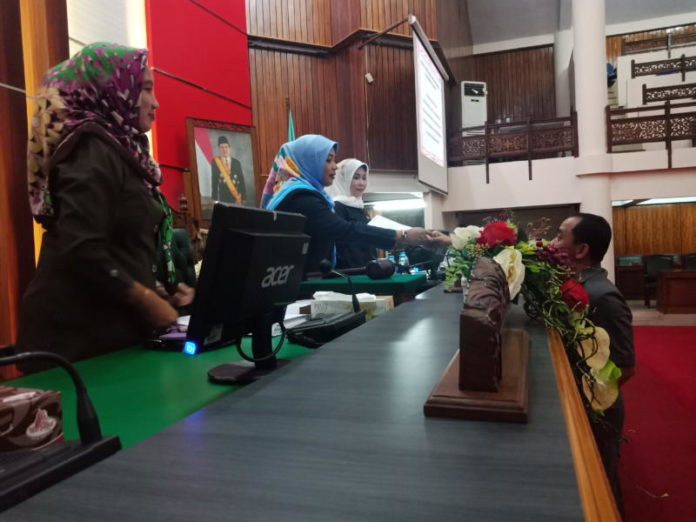 Penyerahan. Wakil Ketua DPRD Provinsi Kalbar, Ermin Elviani, SH didampingi Wakil Ketua DPRD Provinsi Kalbar, Hj Suma Jenny Heryanti, SH, MH bersalaman dengan Juru Bicara DPRD Kalbar, Kadri. Usai menyerahkan Raperda Prakarsa DPRD tentang Perlindungan dan Pemberdayaan Nelayan di Balairungsari, Gedung Parlemen Kalbar, Selasa (10/7). Zainudin/RK.