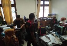 Dugaan Perjalanan Dinas Fiktif GELEDAH. Petugas Kejari Mempawah melakukan penggeledahan di salah satu ruangan Gedung DPRD Mempawah, Kamis (19/7). Ari Sandy-RK