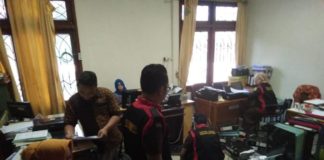 Dugaan Perjalanan Dinas Fiktif GELEDAH. Petugas Kejari Mempawah melakukan penggeledahan di salah satu ruangan Gedung DPRD Mempawah, Kamis (19/7). Ari Sandy-RK