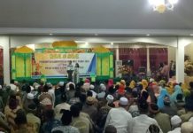 Halal Bihalal dan Pisah Sambut Kapolres HALAL BIHALAL. Suasana halal bihalal Pemkab Kapuas Hulu sekaligus pisah sambut Kapolres di rumah dinas bupati, Minggu malam (16/7). Andreas-RK