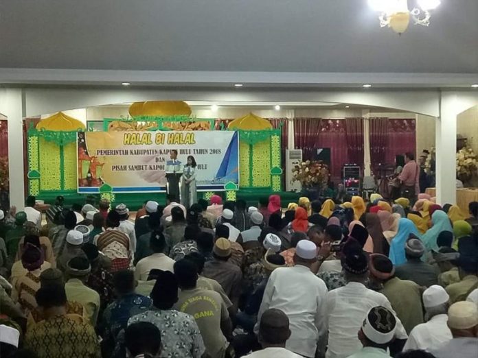 HALAL BIHALAL. Suasana halal bihalal Pemkab Kapuas Hulu sekaligus pisah sambut Kapolres di rumah dinas bupati, Minggu malam (16/7). Andreas-RK