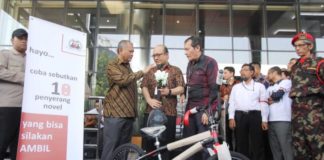 Seharga Rp950 ribu, Simbol Selamat Bekerja dan Sindiran untuk Presiden KEMBALI AKTIF. Novel Baswedan, penyidik senior KPK, kembali aktif bekerja, Jumat (27/7). Sebuah sepeda baru menyertai kembalinya Novel. FEDRIK TARIGAN-JAWA POS