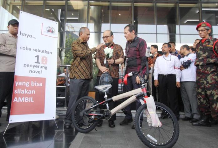 KEMBALI AKTIF. Novel Baswedan, penyidik senior KPK, kembali aktif bekerja, Jumat (27/7). Sebuah sepeda baru menyertai kembalinya Novel. FEDRIK TARIGAN-JAWA POS