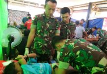 Menilik Kepedulian Kesehatan dan Nasionalisme Prajurit TNI di Perbatasan BAKSOS. Petugas tengah melakukan khitan terhadap salah satu anak peserta baksos Satgas Pamtas Yonif 511/DY di Dusun Merau, Desa Entikong, Kecamatan Entikong, Kabupaten Sanggau, Sabtu (30/6)—Yonif for RK