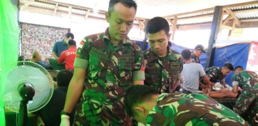 Menilik Kepedulian Kesehatan dan Nasionalisme Prajurit TNI di Perbatasan BAKSOS. Petugas tengah melakukan khitan terhadap salah satu anak peserta baksos Satgas Pamtas Yonif 511/DY di Dusun Merau, Desa Entikong, Kecamatan Entikong, Kabupaten Sanggau, Sabtu (30/6)—Yonif for RK