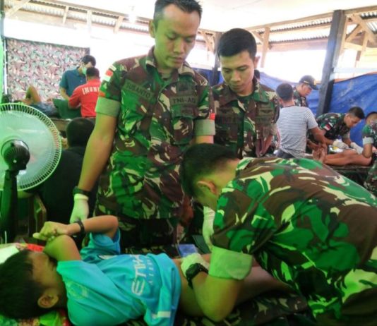 Menilik Kepedulian Kesehatan dan Nasionalisme Prajurit TNI di Perbatasan BAKSOS. Petugas tengah melakukan khitan terhadap salah satu anak peserta baksos Satgas Pamtas Yonif 511/DY di Dusun Merau, Desa Entikong, Kecamatan Entikong, Kabupaten Sanggau, Sabtu (30/6)—Yonif for RK