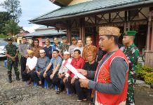 Jangan Rusak Persatuan dan Kesatuan dengan Berita Hoax DEKLARASI. Perwakilan tokoh masyarakat, tokoh agama, tokoh adat dan budayawan serta aparat keamanan membacakan deklarasi damai di Kecamatan Sekayam, Kabupaten Sanggau, Minggu (7/1)—Warga for RK