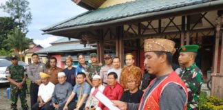 Jangan Rusak Persatuan dan Kesatuan dengan Berita Hoax DEKLARASI. Perwakilan tokoh masyarakat, tokoh agama, tokoh adat dan budayawan serta aparat keamanan membacakan deklarasi damai di Kecamatan Sekayam, Kabupaten Sanggau, Minggu (7/1)—Warga for RK