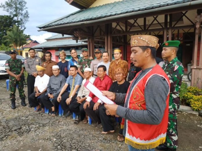 DEKLARASI. Perwakilan tokoh masyarakat, tokoh agama, tokoh adat dan budayawan serta aparat keamanan membacakan deklarasi damai di Kecamatan Sekayam, Kabupaten Sanggau, Minggu (7/1)—Warga for RK DEKLARASI. Perwakilan tokoh masyarakat, tokoh agama, tokoh adat dan budayawan serta aparat keamanan membacakan deklarasi damai di Kecamatan Sekayam, Kabupaten Sanggau, Minggu (7/1)—Warga for RK