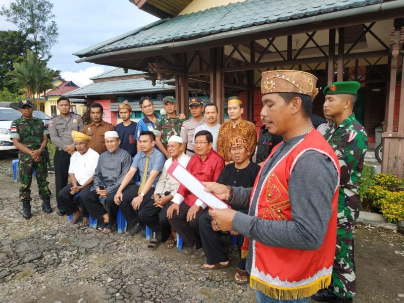 DEKLARASI. Perwakilan tokoh masyarakat, tokoh agama, tokoh adat dan budayawan serta aparat keamanan membacakan deklarasi damai di Kecamatan Sekayam, Kabupaten Sanggau, Minggu (7/1)—Warga for RK