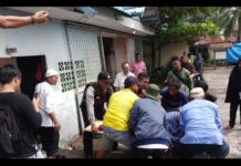 Diduga Sakit, Pak Bendot Meninggal di Pos Jaga EVAKUASI. Jenazah korban dievakuasi dari pos penjagaan sekolah Yayasan Rahadi Oesman di Jalan Alianyang, senin (2/7) pagi--Polisi for RK