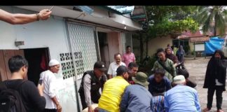 Diduga Sakit, Pak Bendot Meninggal di Pos Jaga EVAKUASI. Jenazah korban dievakuasi dari pos penjagaan sekolah Yayasan Rahadi Oesman di Jalan Alianyang, senin (2/7) pagi--Polisi for RK