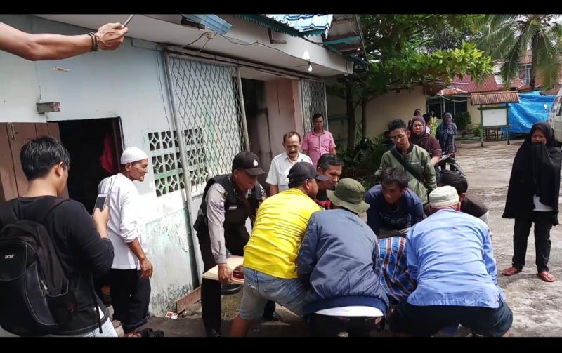 EVAKUASI. Jenazah korban dievakuasi dari pos penjagaan sekolah Yayasan Rahadi Oesman di Jalan Alianyang, senin (2/7) pagi--Polisi for RK