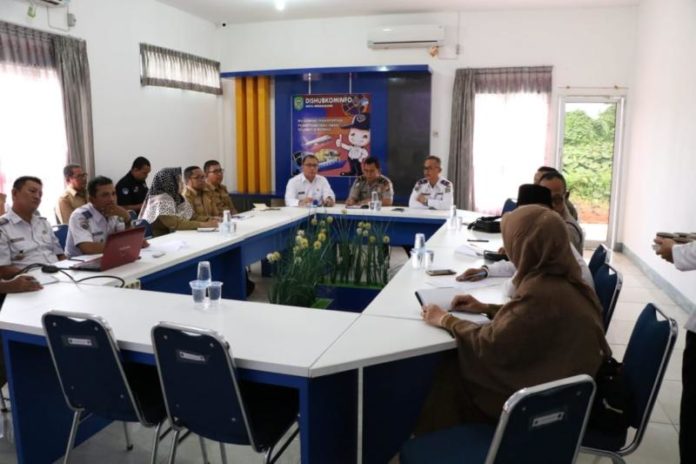 RAPAT. Kadishub Singkawang, Drs Sumastro, MSi memimpin rapat Forum LLAJ Kota Singkawang di Kantor Dishub Singkawang, Selasa (3/7)--SUHENDRA RK