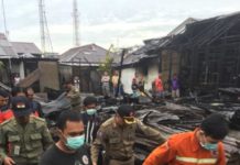 Bakar Diri, Pria Stres Tewas EVAKUASI. Petugas melakukan evakuasi korban tewas dalam musibah kebakaran di Gang Merak 3 Jalan Pak Kasih, Rabu (4/7). Warga For RK