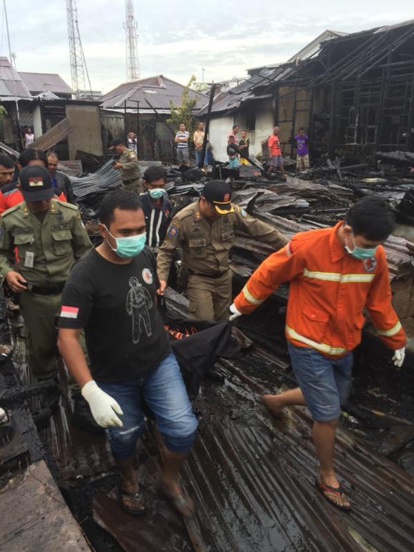 EVAKUASI. Petugas melakukan evakuasi korban tewas dalam musibah kebakaran di Gang Merak 3 Jalan Pak Kasih, Rabu (4/7). Warga For RK