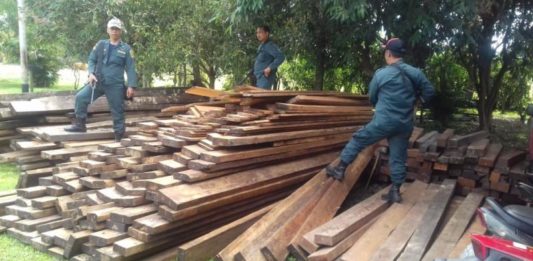 Biayai Warga Lokal untuk Membalak, Bakal Dimiskinkan dengan UU TPPU KAYU ILEGAL. Menampung kayu ilegal, Meubel Kayu PO Karya Mandiri di Jalan Ketapang-Siduk Km 23, Desa Temurukan, Kecamatan Muara Pawan, Kabupaten Ketapang, digerebek aparat gabungan, Minggu (1/7). SPORC for RK