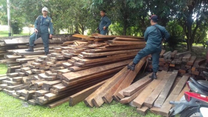 KAYU ILEGAL. Menampung kayu ilegal, Meubel Kayu PO Karya Mandiri di Jalan Ketapang-Siduk Km 23, Desa Temurukan, Kecamatan Muara Pawan, Kabupaten Ketapang, digerebek aparat gabungan, Minggu (1/7). SPORC for RK