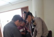 Rapat Pleno Dijaga Ketat TAMU-TAMU DIPERIKSA. Aparat Polres Landak memeriksa tamu yang hadir dalam rapat pleno rekapitulasi penghitungan suara pemilihan gubernur dan wakil gubernur Kalbar 2018, di aula kantor DPRD Landak, Kamis (5/7). Antonius-RK