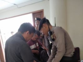 TAMU-TAMU DIPERIKSA. Aparat Polres Landak memeriksa tamu yang hadir dalam rapat pleno rekapitulasi penghitungan suara pemilihan gubernur dan wakil gubernur Kalbar 2018, di aula kantor DPRD Landak, Kamis (5/7). Antonius-RK