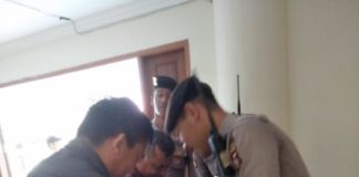 Rapat Pleno Dijaga Ketat TAMU-TAMU DIPERIKSA. Aparat Polres Landak memeriksa tamu yang hadir dalam rapat pleno rekapitulasi penghitungan suara pemilihan gubernur dan wakil gubernur Kalbar 2018, di aula kantor DPRD Landak, Kamis (5/7). Antonius-RK