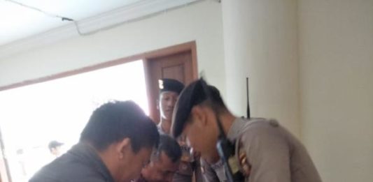 Rapat Pleno Dijaga Ketat TAMU-TAMU DIPERIKSA. Aparat Polres Landak memeriksa tamu yang hadir dalam rapat pleno rekapitulasi penghitungan suara pemilihan gubernur dan wakil gubernur Kalbar 2018, di aula kantor DPRD Landak, Kamis (5/7). Antonius-RK