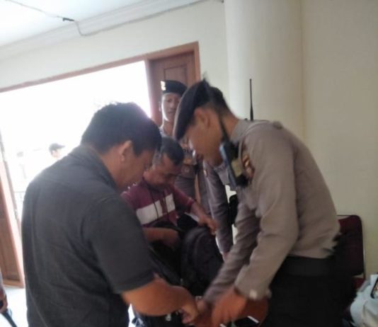 Rapat Pleno Dijaga Ketat TAMU-TAMU DIPERIKSA. Aparat Polres Landak memeriksa tamu yang hadir dalam rapat pleno rekapitulasi penghitungan suara pemilihan gubernur dan wakil gubernur Kalbar 2018, di aula kantor DPRD Landak, Kamis (5/7). Antonius-RK