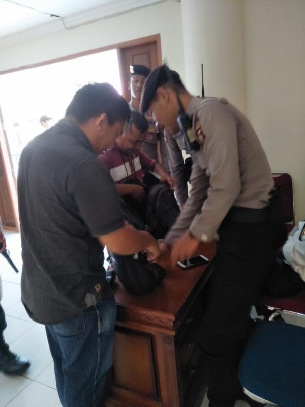 TAMU-TAMU DIPERIKSA. Aparat Polres Landak memeriksa tamu yang hadir dalam rapat pleno rekapitulasi penghitungan suara pemilihan gubernur dan wakil gubernur Kalbar 2018, di aula kantor DPRD Landak, Kamis (5/7). Antonius-RK