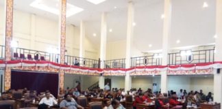 Mengesahkan Hasil Hitung Suara di PPK REKAPITULASI PILGUB 2018. Suasana rapat pleno penetapan penghitungan suara di tingkat kabupaten Landak untuk Pilgub Kalbar 2018, di aula kantor DPRD Landak, Kamis (5/7). Antonius-RK