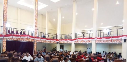 Mengesahkan Hasil Hitung Suara di PPK REKAPITULASI PILGUB 2018. Suasana rapat pleno penetapan penghitungan suara di tingkat kabupaten Landak untuk Pilgub Kalbar 2018, di aula kantor DPRD Landak, Kamis (5/7). Antonius-RK