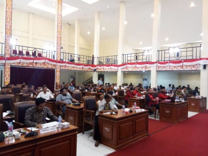 REKAPITULASI PILGUB 2018. Suasana rapat pleno penetapan penghitungan suara di tingkat kabupaten Landak untuk Pilgub Kalbar 2018, di aula kantor DPRD Landak, Kamis (5/7). Antonius-RK