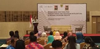 Banyak yang Tak Paham, Sosialisasi Pendaftaran HAKI Gencar Dilakukan SOSIALISASI. Direktur Fasilitasi HAKI, Bekraf, Robinson Hasoloan Sinaga memberikan sosialisasi HAKI kepada para pelaku usaha di Hotel Swiss Bell Singkawang, Kamis (5/7)--SUHENDRA/RK