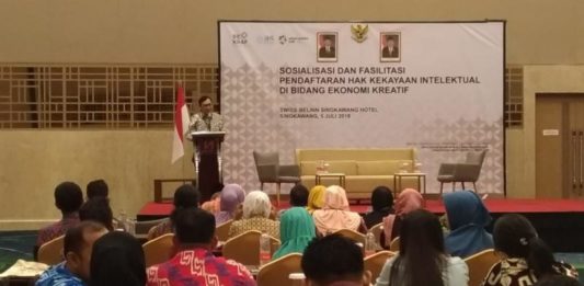 Banyak yang Tak Paham, Sosialisasi Pendaftaran HAKI Gencar Dilakukan SOSIALISASI. Direktur Fasilitasi HAKI, Bekraf, Robinson Hasoloan Sinaga memberikan sosialisasi HAKI kepada para pelaku usaha di Hotel Swiss Bell Singkawang, Kamis (5/7)--SUHENDRA/RK