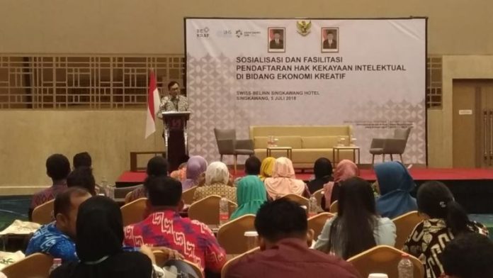 SOSIALISASI. Direktur Fasilitasi HAKI, Bekraf, Robinson Hasoloan Sinaga memberikan sosialisasi HAKI kepada para pelaku usaha di Hotel Swiss Bell Singkawang, Kamis (5/7)--SUHENDRA/RK