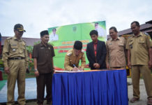 Sinergi BUMDes dengan Lembaga Keuangan DESA MODEL. Didampingi Kepala Dinas Sosial, Pemberdayaan Masyarakat dan Desa Kabupaten Sambas H Asmani, Bupati Sambas H Atbah Romin Suhaili Lc menandatangani Deklarasi Pencanangan Model Pemberdayaan Badan Usaha Milik Desa Mandiri dan Berdaya, Senin (2/7) di SDN 37 Dungun Condong, Desa Sungai Serabek, Kecamatan Teluk Keramat. Zulpian Humas Setda Sambas for Rakyat Kalbar