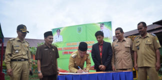 Sinergi BUMDes dengan Lembaga Keuangan DESA MODEL. Didampingi Kepala Dinas Sosial, Pemberdayaan Masyarakat dan Desa Kabupaten Sambas H Asmani, Bupati Sambas H Atbah Romin Suhaili Lc menandatangani Deklarasi Pencanangan Model Pemberdayaan Badan Usaha Milik Desa Mandiri dan Berdaya, Senin (2/7) di SDN 37 Dungun Condong, Desa Sungai Serabek, Kecamatan Teluk Keramat. Zulpian Humas Setda Sambas for Rakyat Kalbar