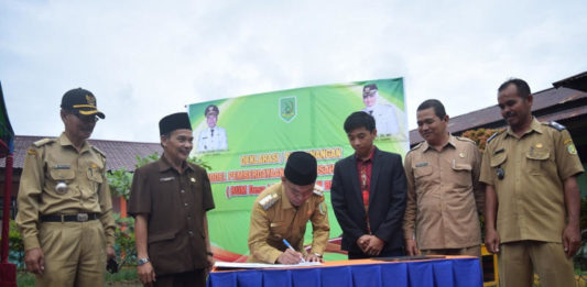 Sinergi BUMDes dengan Lembaga Keuangan DESA MODEL. Didampingi Kepala Dinas Sosial, Pemberdayaan Masyarakat dan Desa Kabupaten Sambas H Asmani, Bupati Sambas H Atbah Romin Suhaili Lc menandatangani Deklarasi Pencanangan Model Pemberdayaan Badan Usaha Milik Desa Mandiri dan Berdaya, Senin (2/7) di SDN 37 Dungun Condong, Desa Sungai Serabek, Kecamatan Teluk Keramat. Zulpian Humas Setda Sambas for Rakyat Kalbar