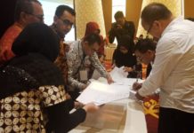 Selisih Lebih dari 9 Persen TEKEN BERITA ACARA. Ketua KPU Kalbar, Ramdan, sedang meneken Berita Acara rapat pleno rekapitulasi suara Pilgub Kalbar 2018, di Qubu Resort, Kubu Raya, Minggu (8/7). Zainudin/RK