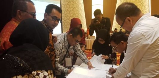 Selisih Lebih dari 9 Persen TEKEN BERITA ACARA. Ketua KPU Kalbar, Ramdan, sedang meneken Berita Acara rapat pleno rekapitulasi suara Pilgub Kalbar 2018, di Qubu Resort, Kubu Raya, Minggu (8/7). Zainudin/RK
