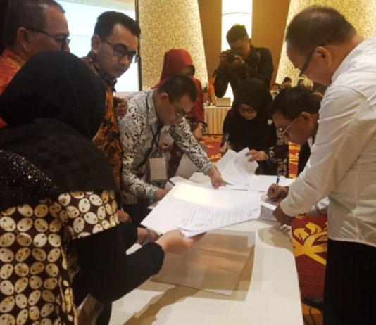 Selisih Lebih dari 9 Persen TEKEN BERITA ACARA. Ketua KPU Kalbar, Ramdan, sedang meneken Berita Acara rapat pleno rekapitulasi suara Pilgub Kalbar 2018, di Qubu Resort, Kubu Raya, Minggu (8/7). Zainudin/RK
