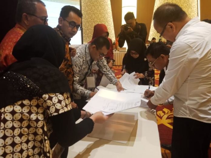 TEKEN BERITA ACARA. Ketua KPU Kalbar, Ramdan, sedang meneken Berita Acara rapat pleno rekapitulasi suara Pilgub Kalbar 2018, di Qubu Resort, Kubu Raya, Minggu (8/7). Zainudin/RK